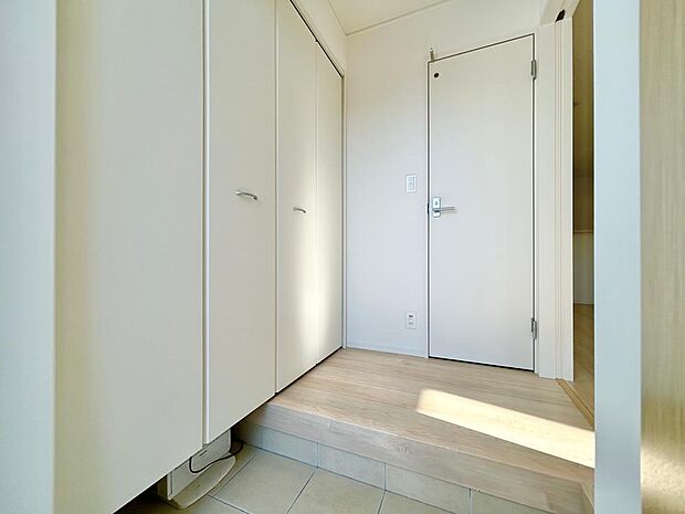 季節の花やアートで彩ることで、来訪者を気持ちよく迎えることができそうです。