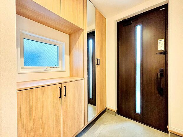 ご家族や来訪者を迎える玄関。お好みのインテリアで、個性を演出してみてはいかがでしょうか。