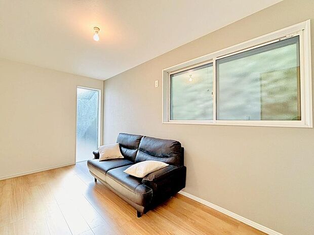 窓から自然光が差し込みます。プライベートな時間も心地よく過ごせそうです。