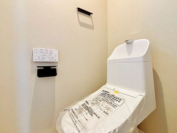 清潔感があるトイレです。仕様の詳細など、気になることはお気軽にお尋ねください。