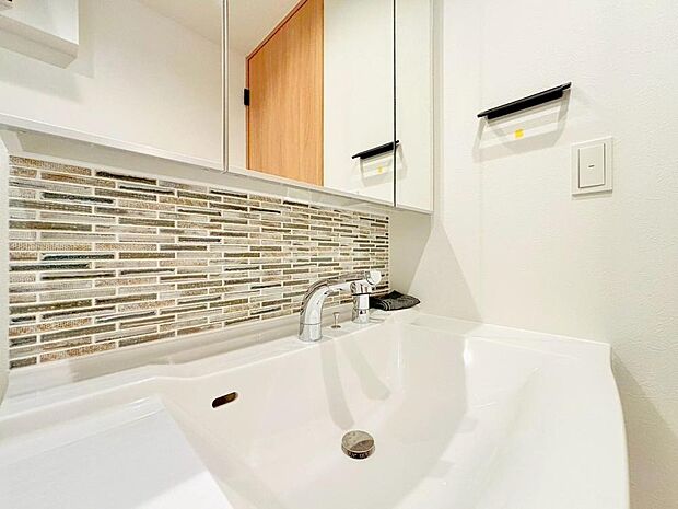 清潔感がある空間は、朝の身支度も気持ちよく行えそうです。