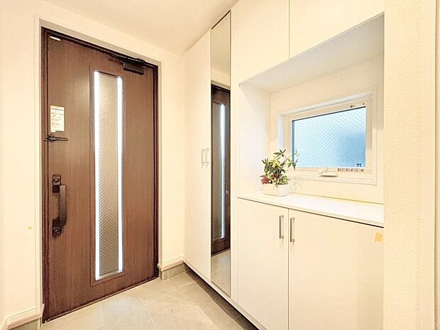 住まいの顏となる玄関。お気に入りの小物や写真を飾ることで、さわやかな気持ちで外出できそうです。