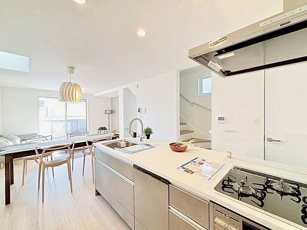 ご家族が集うLDKは2階に設けられており、視線を気にせずゆったりとお寛ぎいただけます。