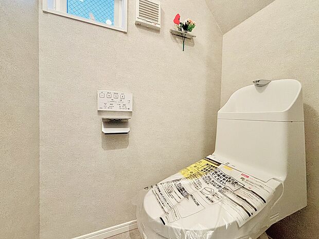 清潔感があるトイレです。仕様の詳細など、気になることはお気軽にお尋ねください。