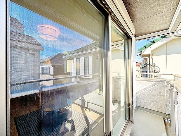 洗濯物を干す以外にも、生活スタイルに合わせて様々な用途で活用できるバルコニーです。