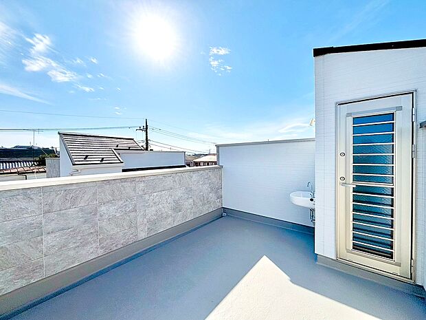 仕事や家事の合間の休憩に、バルコニーから景色を眺めればリフレッシュにもなりそうです。