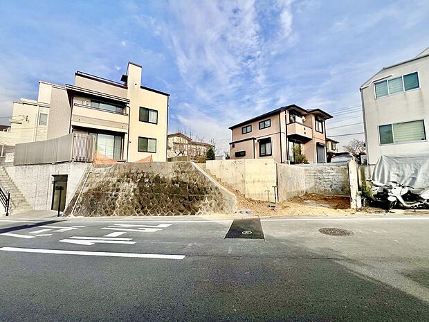 前面道路は幅員6m以上の広さが確保され、車のすれ違いもスムーズ。徒歩や自転車の移動時も安心です。