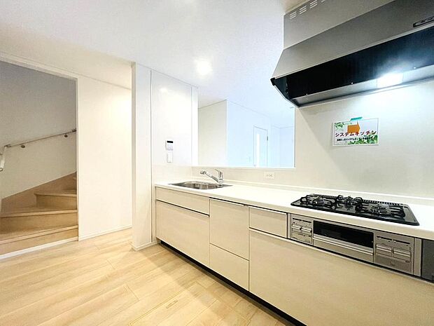 機能性とデザイン性を兼ね備えたシステムキッチン。LDを見渡せる対面式です。