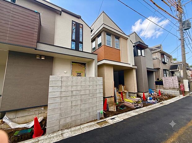 敷地と前面道路に高低差が少なく、ベビーカーや自転車をご利用の際もスムーズに移動していただけます。※バーチャル加工を施しています。