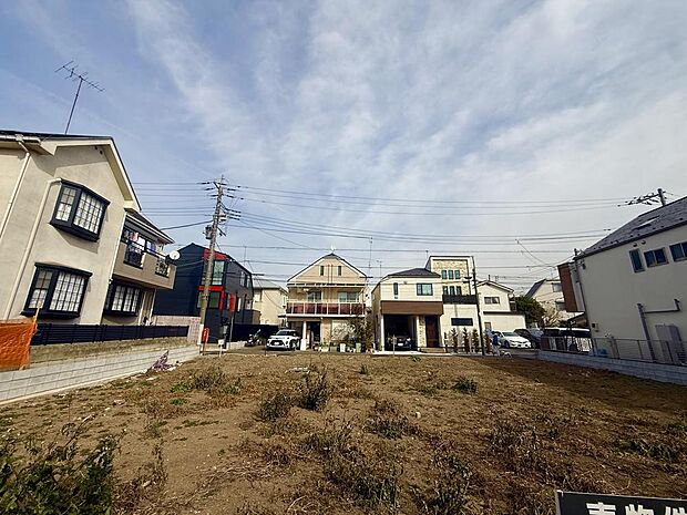 前面道路はアスファルト舗装されています。自転車の走行や、ベビーカーを押して外出する際も快適です。