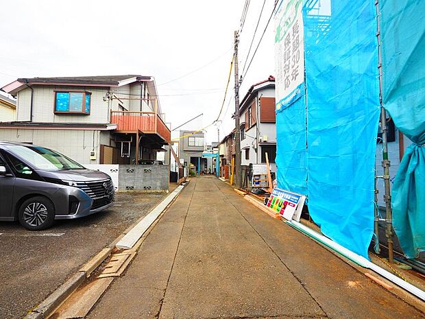 周辺は、低層住宅が建ち並ぶ閑静な住宅街です。緑豊かな住環境で落ち着いた暮らしが叶います。