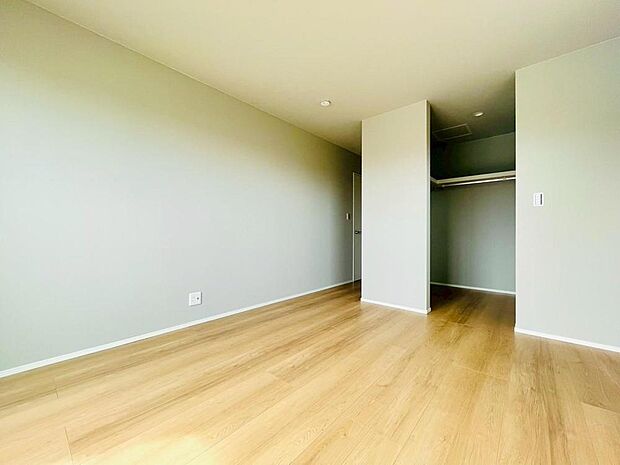 （同仕様写真）クローゼットが備え付けられているため、スペースを有効的に使えます。