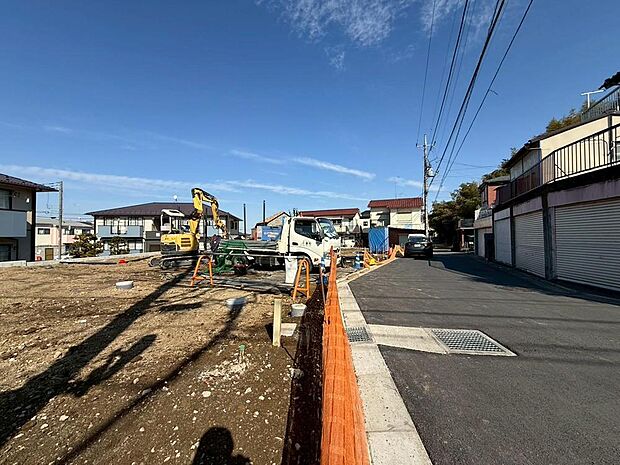 前面道路はアスファルト舗装されています。自転車の走行や、ベビーカーを押して外出する際も快適です。