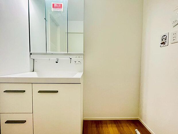 （同仕様写真）清潔感がある空間は、朝の身支度も気持ちよく行えそうです。