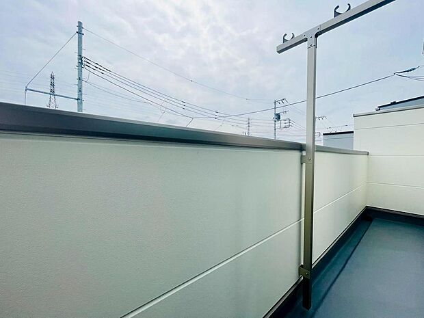 （同仕様写真）洗濯物を干す以外にも、生活スタイルに合わせて様々な用途で活用できるバルコニーです。