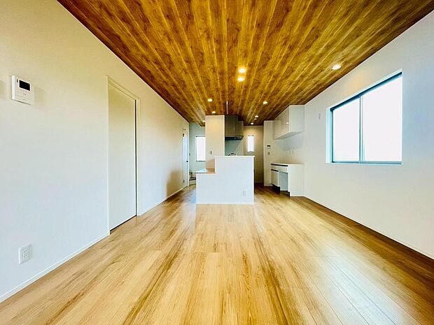 （同仕様写真）ご家族が毎日集う大切な空間、LDK。ぜひ、皆様の笑顔を想像しながらご見学ください。