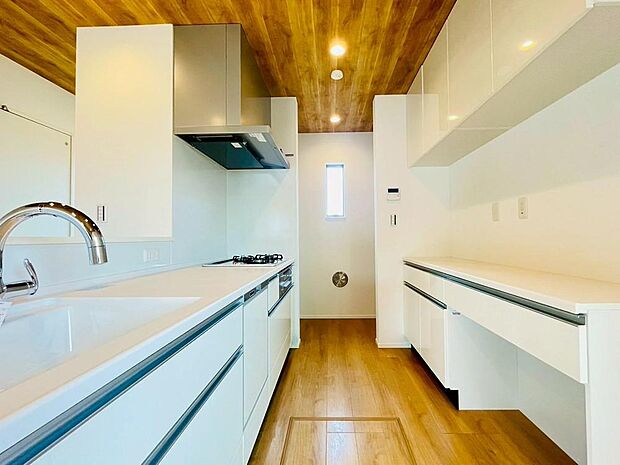 （同仕様写真）機能性とデザイン性を兼ね備えたシステムキッチン。LDを見渡せる対面式です。