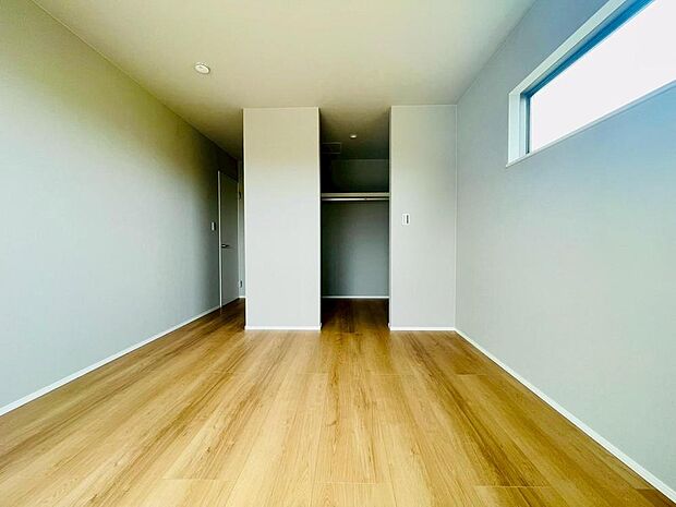 （同仕様写真）フローリングのためお手入れも簡単。明るくさわやかな空間は、お子様の学習も捗りそうです。