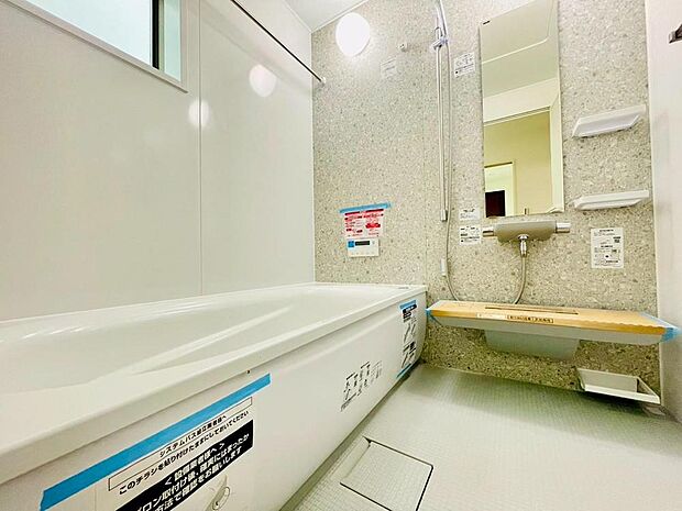 （同仕様写真）清潔感のある浴室。1日の疲れをゆっくりと癒してくれる空間です。
