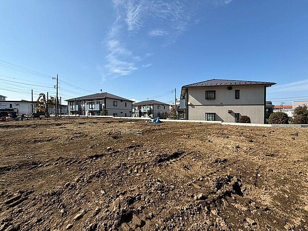開放的な立地です。第一種低層住居専用地域内、緑豊かで落ち着いた住宅街の一画に位置しています。