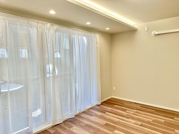 窓から自然光が差し込みます。プライベートな時間も心地よく過ごせそうです。