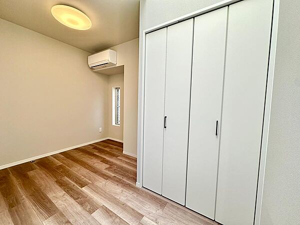 お手入れがしやすい仕様です。普段はフロアモップなどを使って、簡単にお掃除ができそうです。