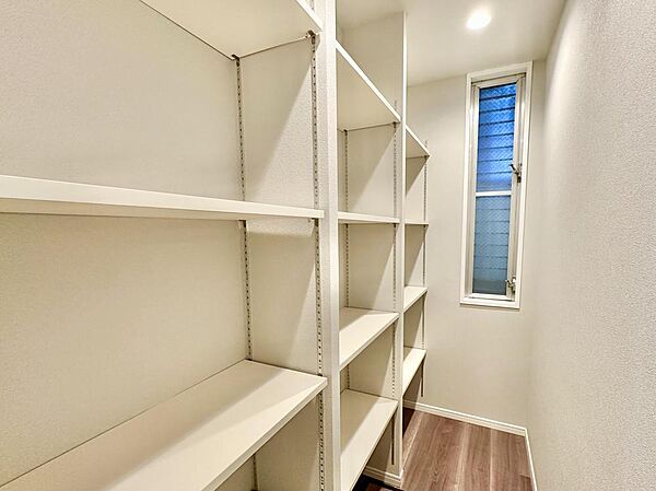 小窓付きの納戸です。季節家電や衣類など、かさばる物もスッキリ収納可能。住空間を広々とお使いいただけます。