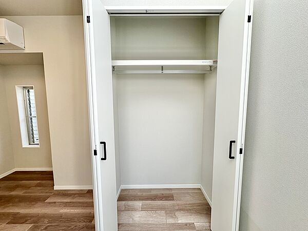 中の物を確認しやすく、取り出しやすい両開きのクローゼット。お部屋を広々とお使いいただけます。