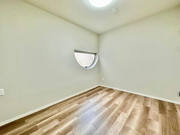 テレワークなどの作業部屋や家事室、子供部屋としても便利なお部屋です。