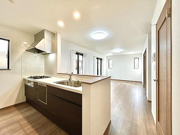 綺麗なキッチンは家事も捗りそうです。ぜひお子様と一緒に、お料理やお菓子作りを楽しんでください。