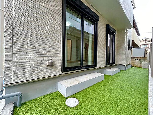 ガーデニングやお子様のプール遊びができ、おうち時間が充実する庭付きです。