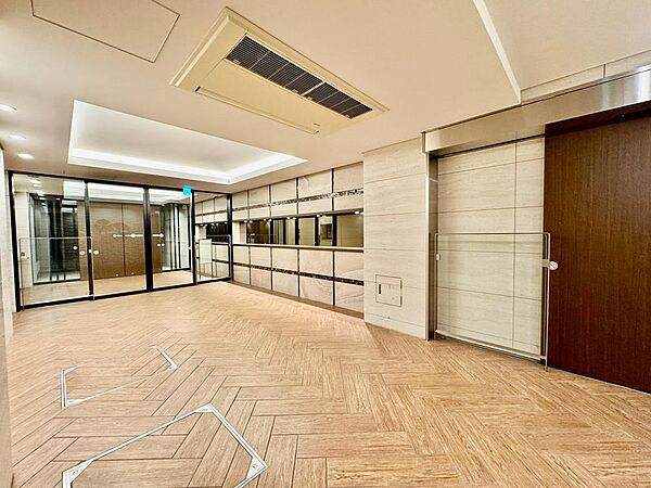 エントランスは、防犯性を高めるオートロックが採用されています。