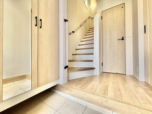 住まいの顏となる玄関。お気に入りの小物や写真を飾ることで、さわやかな気持ちで外出できそうです。