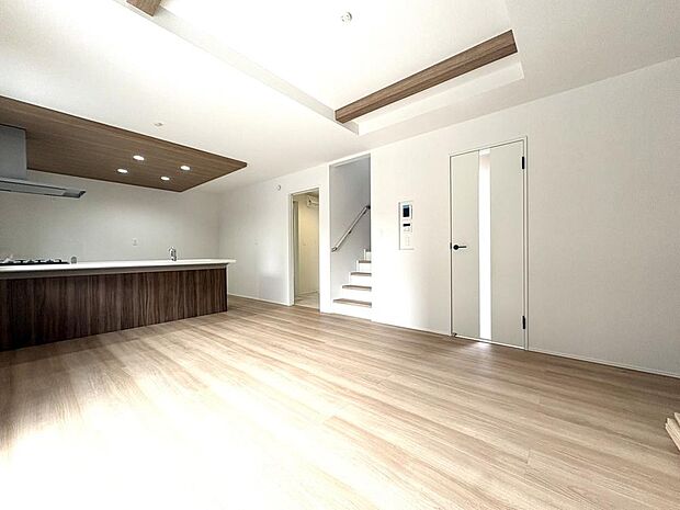 自然と笑顔が溢れるLDKです。お好きな小物や写真を飾り、お住まいづくりをお楽しみください。