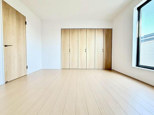 大きめのベッドを置いても余裕がある広さなので、主寝室におすすめです。