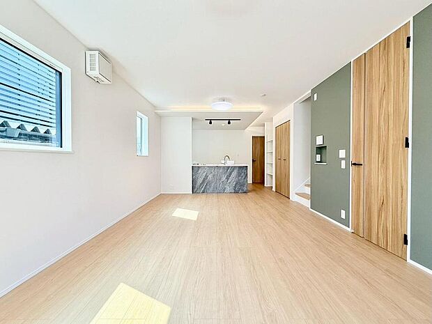 自然と笑顔が溢れるLDKです。お好きな小物や写真を飾り、お住まいづくりをお楽しみください。