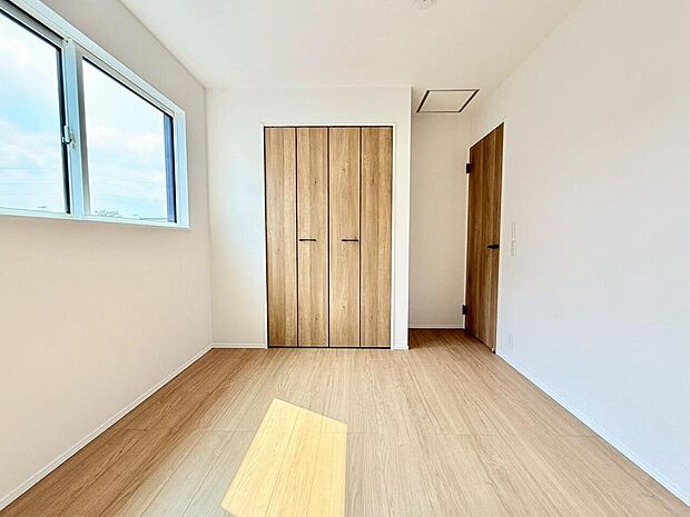 フローリングのためお手入れも簡単。明るくさわやかな空間は、お子様の学習も捗りそうです。