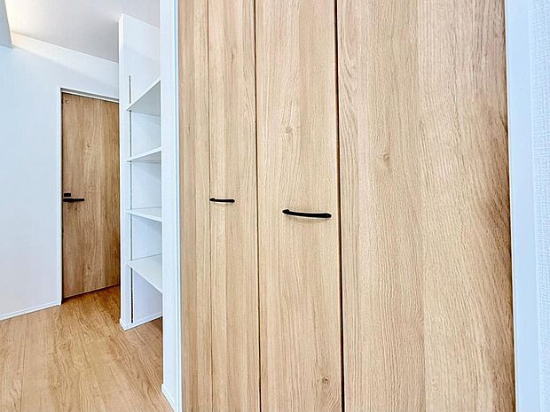 収納スペース付きで、生活感の出やすい場所もすっきり片付きそうです。