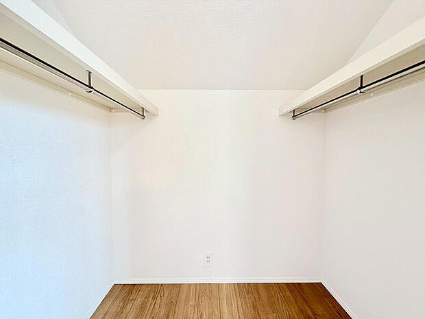 WICはお洋服をたくさん収納できるだけでなくハンガーにかけたまま保管できるため、シワも軽減されます。