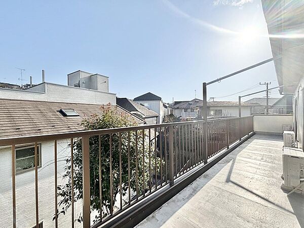 バルコニーは洋室の掃き出し窓から出入り可能。洗濯物をゆったりと干せる広さがあります。
