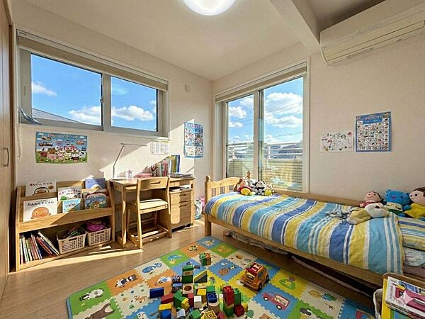 テレワークなどの作業部屋や家事室、子供部屋としても便利なお部屋です。※実写画像にバーチャルホームステージングで家具を設置した完成予想です。家具の設置には別途費用が発生いたします。