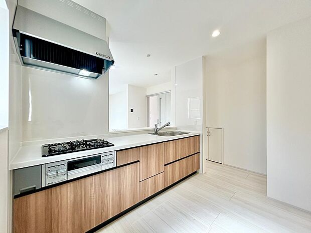 清潔感のあるキッチンスペース。ご家族の笑顔を想像しながら、楽しく調理ができそうです。