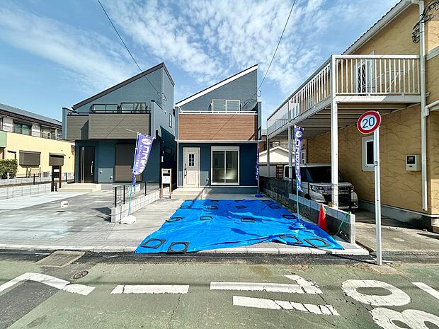 周辺は、低層住宅が建ち並ぶ閑静な住宅街です。緑豊かな住環境で落ち着いた暮らしが叶います。