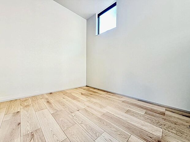 フローリングのためお手入れも簡単。明るくさわやかな空間は、お子様の学習も捗りそうです。