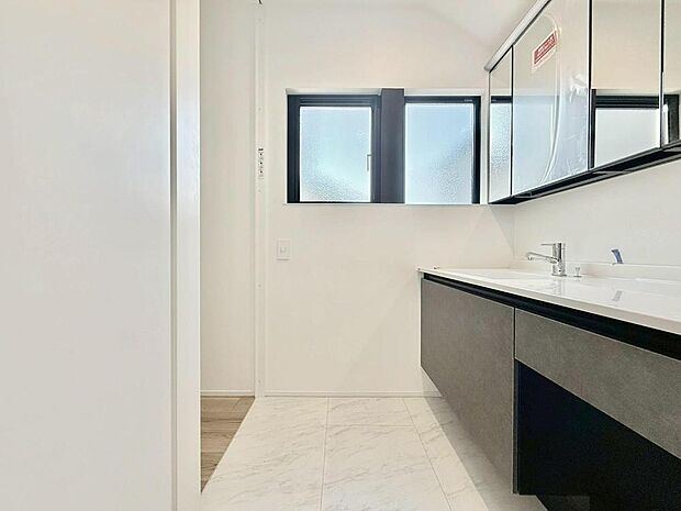 メイクやヘアセットがしやすそうな洗面台です。下部に収納があり、掃除用品や小物の保管に役立ちます。