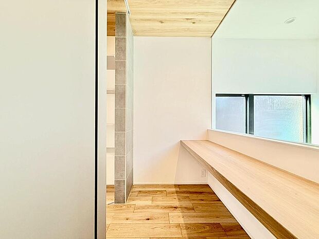 お子様の学習や家事スペース、リモートワークなど、多目的に活用できるカウンターが設けられています。