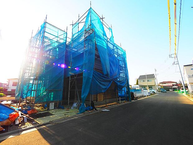 前面道路はアスファルト舗装されています。自転車の走行や、ベビーカーを押して外出する際も快適です。