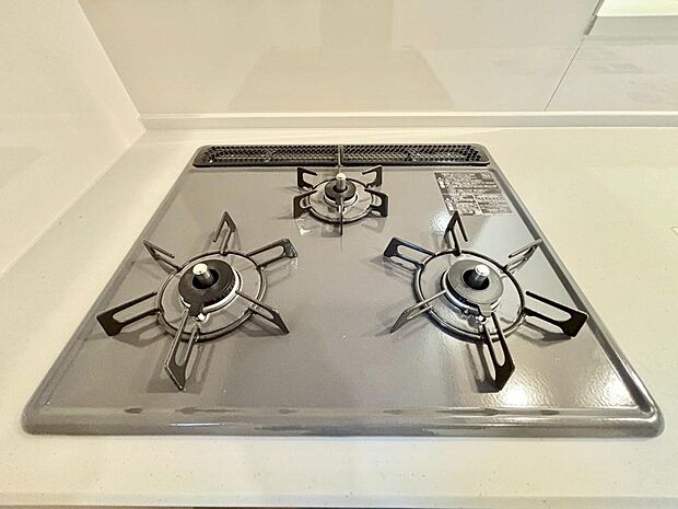 3口ガスコンロ付きのため、同時進行で複数品調理可能です。家事の効率がアップします。