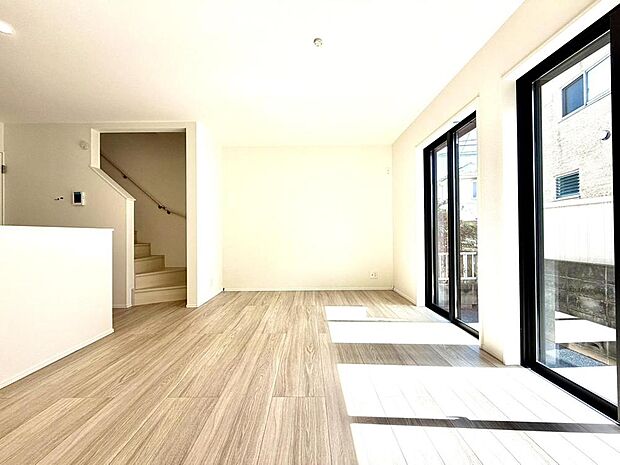 ご家族の写真や季節の花が映える、明るい色合いのフローリングが採用された柔らかな印象のLDKです。