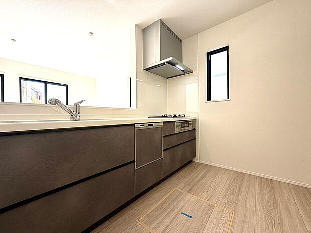 清潔感のあるキッチンスペース。ご家族の笑顔を想像しながら、楽しく調理ができそうです。